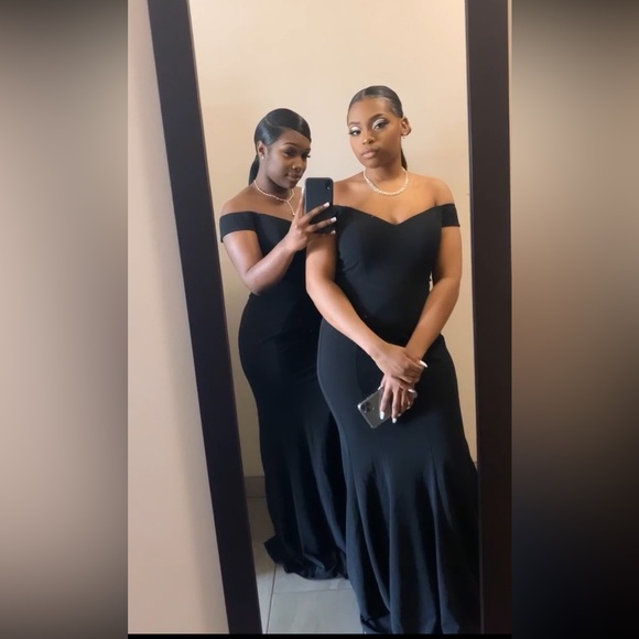 Black gown - Picture 2 of 2